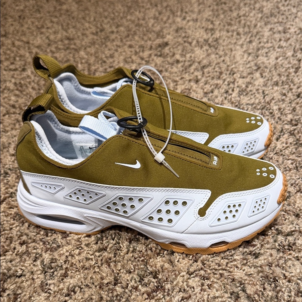 Nike Air Max Sunder
Olive Flak (Women's)